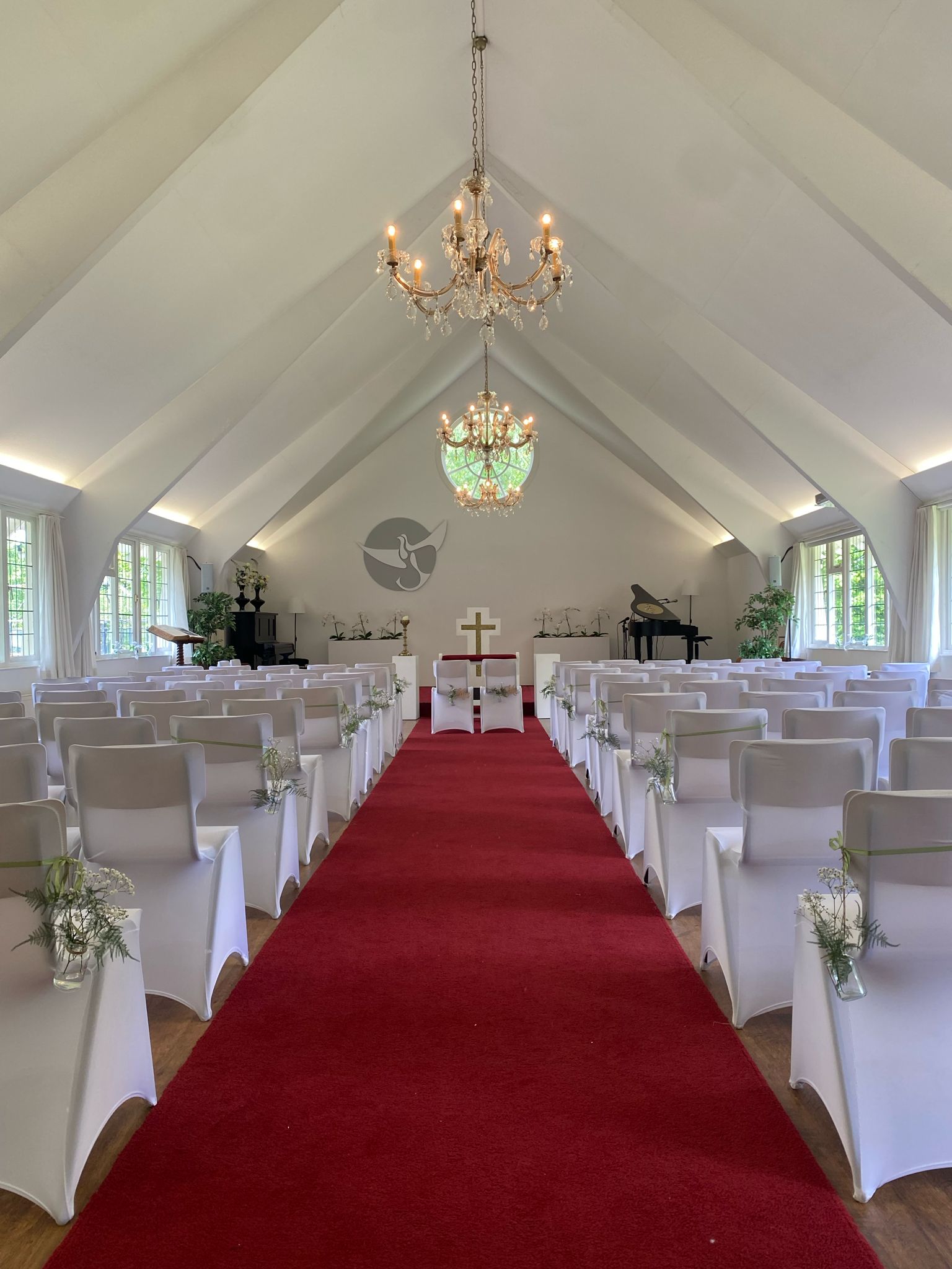 Serene setting bij het altaar in het kerkje voor een uitvaart in Overijssel