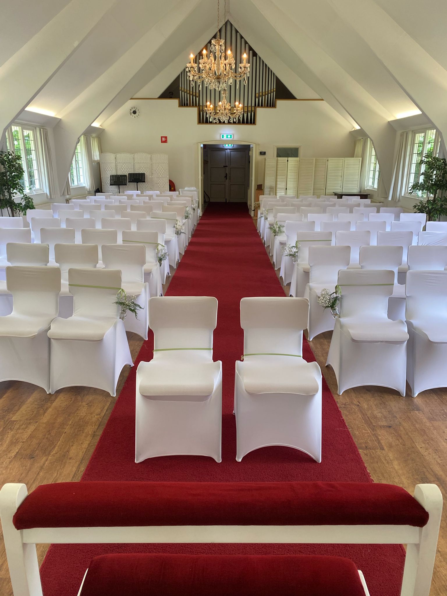 Orgel en serene setting in het kerkje tijdens een uitvaartceremonie in Overijssel
