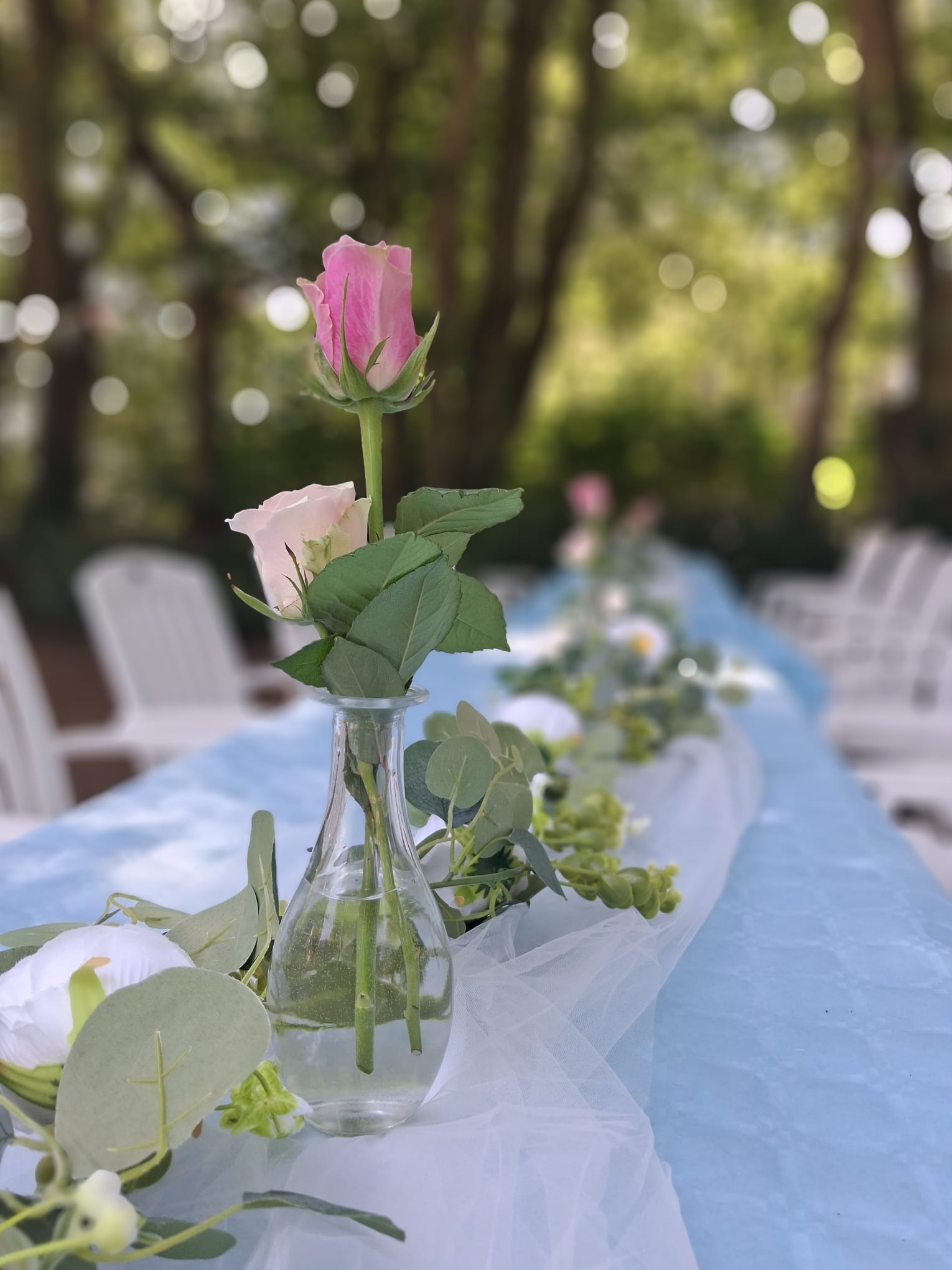 Sfeervol gedekte tafel met rozen bij een evenement van Wit Kerkje